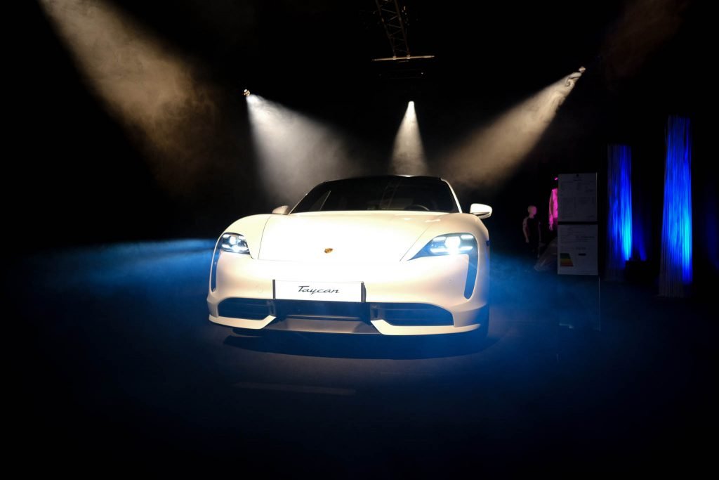 Scénographie de la nouvelle Porsche Taycan par TOPSCREEN